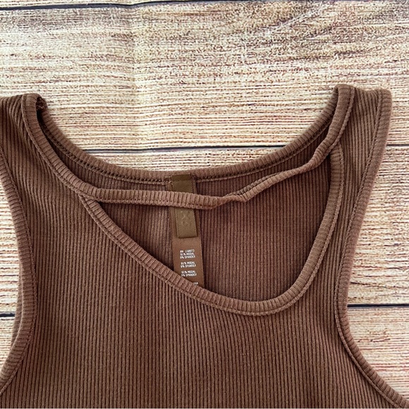Skims Cutout Ribbed Tank - Picture 4 of 7